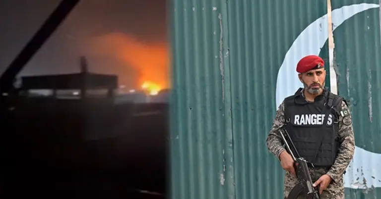 বিস্ফোরনের এবং পাকিস্তানের এক সেনা সদস্যের ছবি